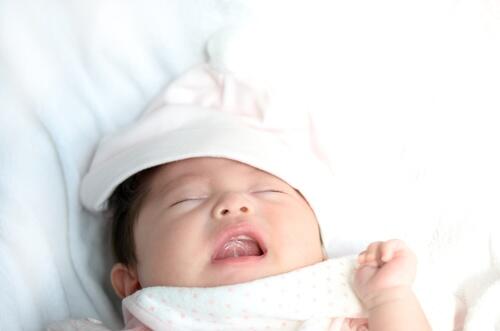 原因 赤ちゃん 唸る 赤ちゃんが寝起きにうなるのはいつまで？苦しそうにする理由とは…